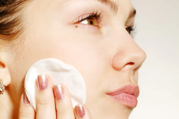 
    Cremele care conțin retinol s-au dovedit eficiente pentru creșterea cantității de colagen din piele.www.clickpentrufemei.ro  