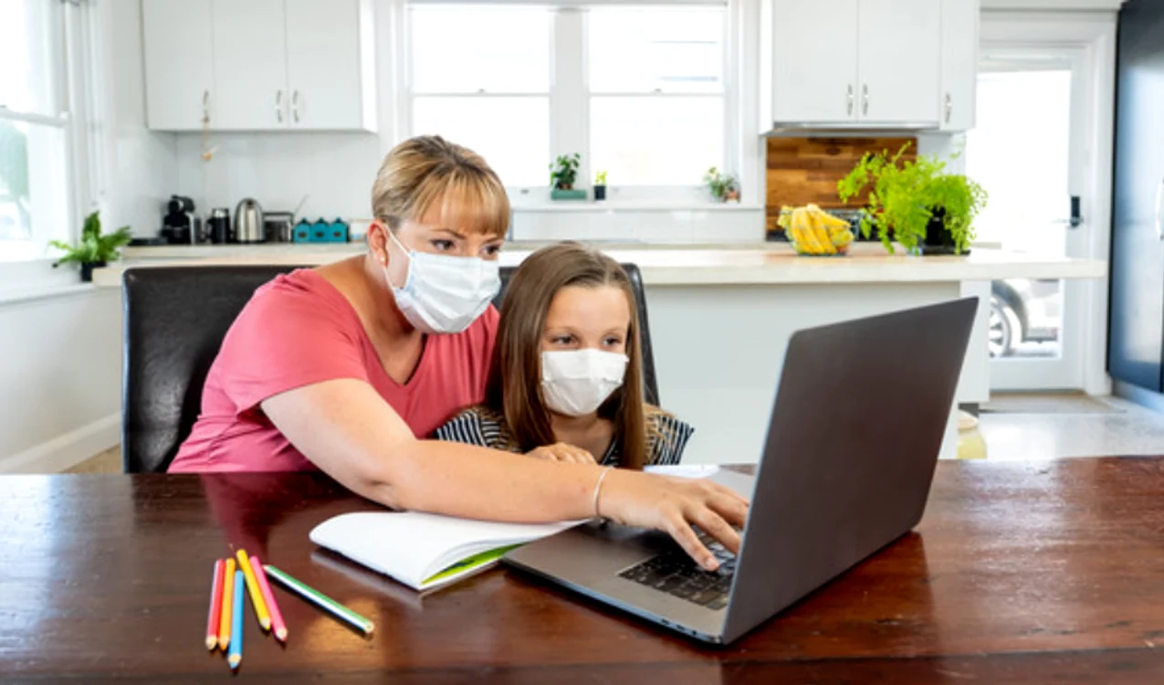 Dacă ai un copil până în 12 ani a cărui clasă sau școală a trecut în online, poți sta acasă cu el, în concediu plătit