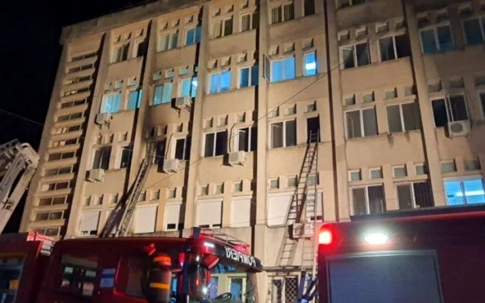În urma incendiului de la Spitalul Judeţean Piatra Neamţ au decedat 10 oameni FOTO ISU