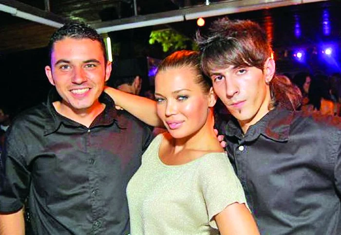 
    Pistol şi Spătaru, chelneriţe în club pentru 100 de euro  