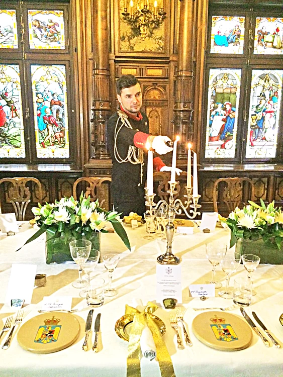 Mâncarea a fost servită în farfurii poleite cu aur şi cu tacâmuri de argint