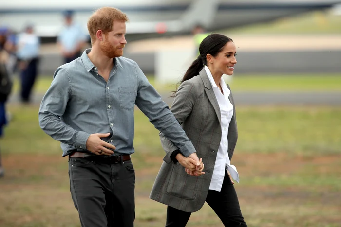 
    Prinţul Harry, în vârstă de 34 de ani, o ţine de mână pe graviduţa Meghan Markle, 36 de aniFoto: Guliver / Gettyimages  