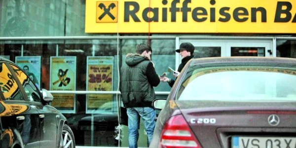 Reporterul "Adevărul" înmânează banii pentru lucrare