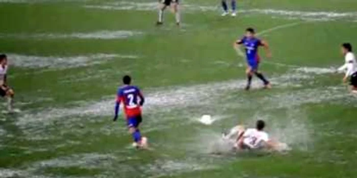 La Tokyo terenul a fost sub orice critică, dar meciul nu s-a întrerupt