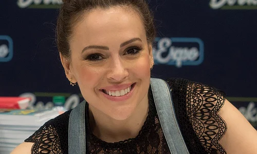p 10 sus Alyssa Milano WC jpg