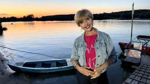  La 59 de ani este mereu fresh și cu zâmbetul pe buze