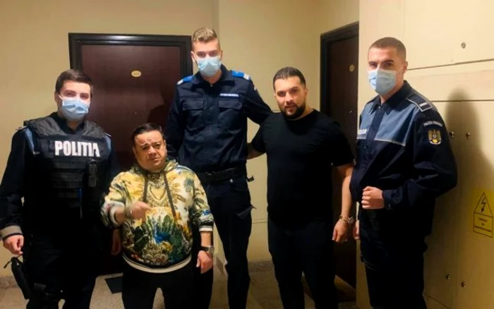 
    Adi Minune și Tzancă Uraganul au făcut poză cu polițiștii care i-au amendat după ce i-au prins la un „bairam”, fără să poarte, în continuare, masca de protecțieFoto: Arhivă personală  