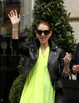 Céline Dion quitte son hôtel et salue ses fans à Paris jpeg