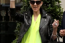 Céline Dion quitte son hôtel et salue ses fans à Paris jpeg