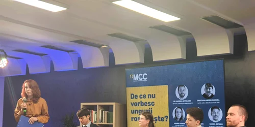 Participantii la dezbatere Pe scaune de la dreapta la stânga Dr András Bethlendi, expert în drepturile minorităților, Daniel Rotaru, student la Facultatea de Litere, limba și literatura română, Karola Kovács, lingvistă, Cr jpg