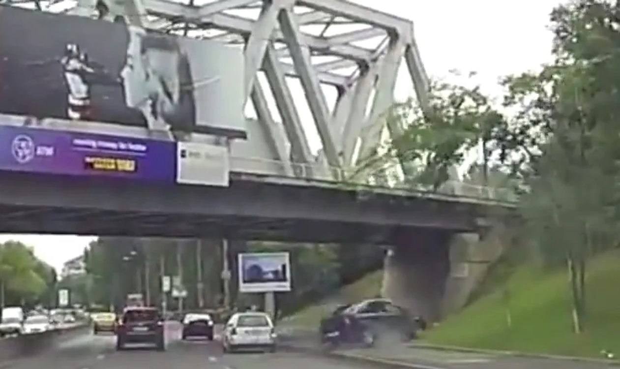 
    Touareg-ul a lovit violent Loganul, care a fost împins în afara carosabiluluicaptură video  