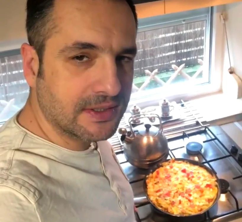 
    Mădălin Ionescu şi celebra lui pizza ompletăfoto: arhivă personală  