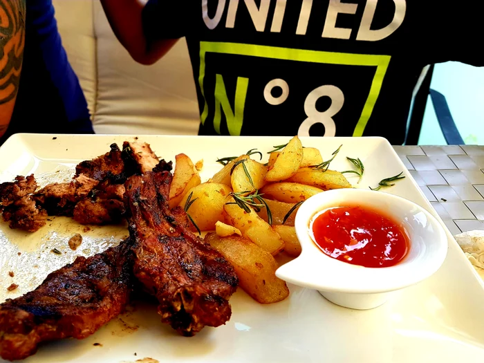 Carnea de porc merge cel mai bine mâncată cu garnitură de cartofi și un sos lângă