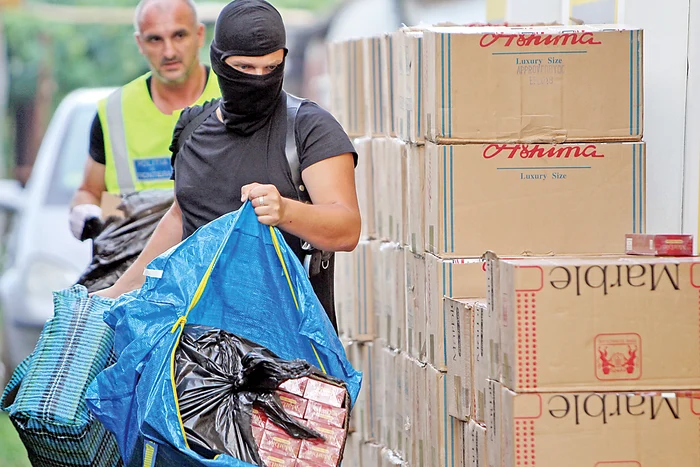 Mascații au ridicat pachetele cu tutun intrate ilegal în țarăFoto: Mediafax