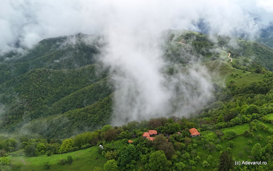 Satele rătăcite între nori, în pragul dispariției, dar căutate de turiști. Cătunul „dacic” care atrage toate privirile