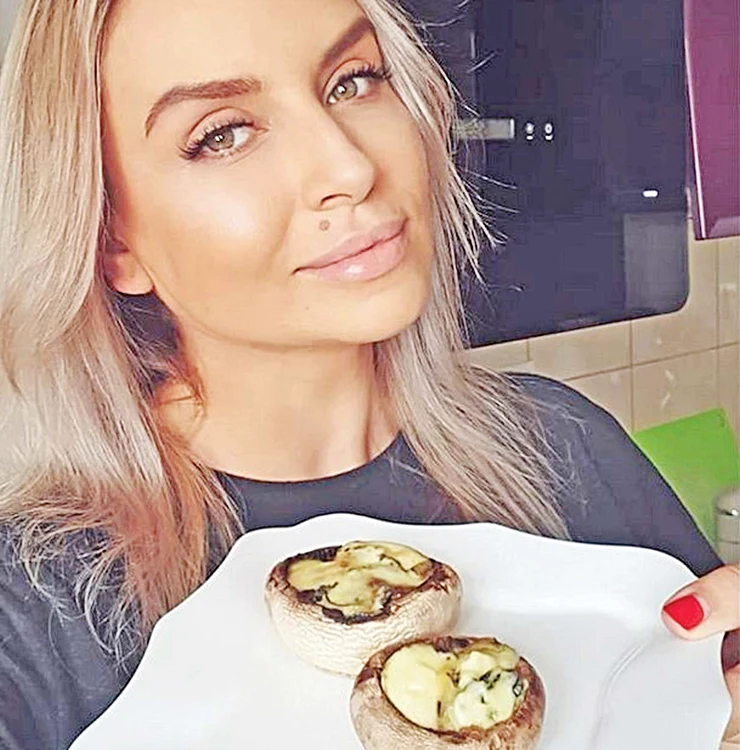 Adina Halas  împarte reţete  cu prietenii  virtuali 