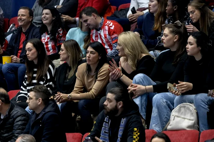 Cristina și colegele sale, în tribună la meciul Dinamo - GOG. Foto ProSport
