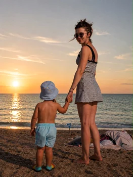 Anca Dumitra și fiul ei pe plajă. Foto: Instagram