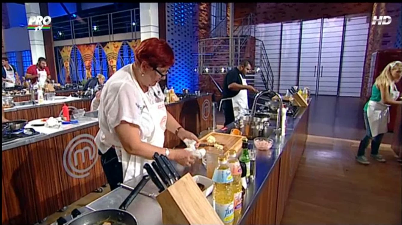 
    Iuliana şi Alexandra au gătit desert cu berea primită de la cei trei ChefiFoto Pro Tv  