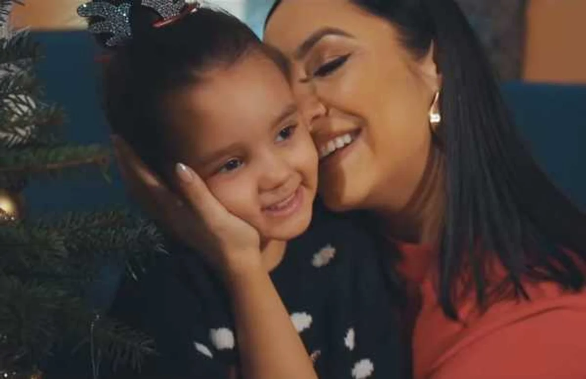 Andra şi fiica ei, Eva, au filmat primul colind împreună FOTO Captură video