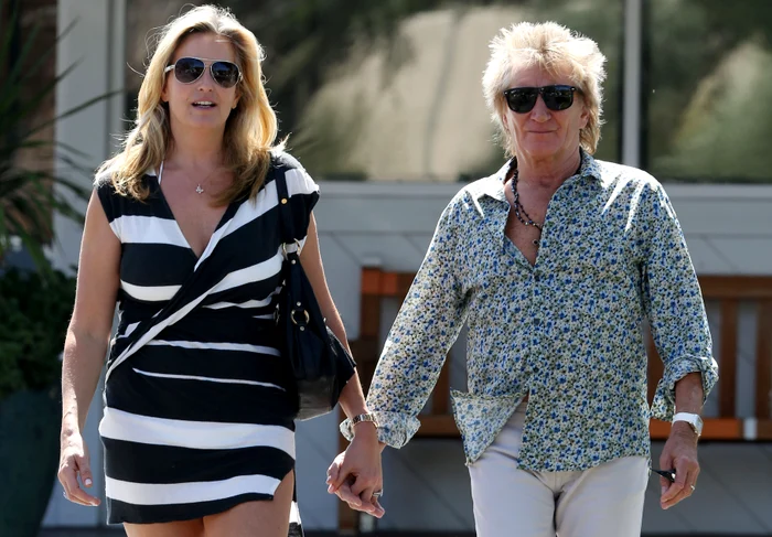 
    Rod Stewart se simte foarte bine în compania soţiei lui, PennyFoto: Guliver splashnews  