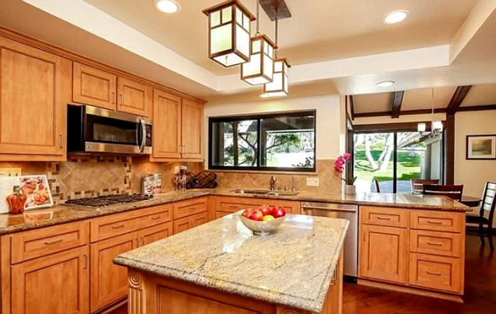 Bucătăria, mobilată cu lemn scump și marmură