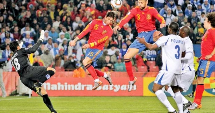 Ramos (nr. 15) şi Pique (nr. 3) vor trebui să conducă Spania spre un nou titlu european