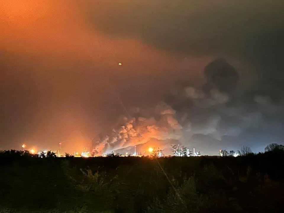 Cea mai mare rafinărie din Ungaria, cuprinsă de flăcări. Compania ia în calcul să recurgă la rezervele strategice