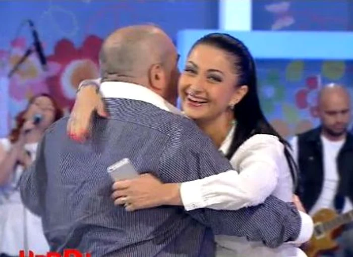 Gabriela Cristea şi George Stanca au făcut pace şi s-au îmbrăţişat în direct (captură: Pro TV)