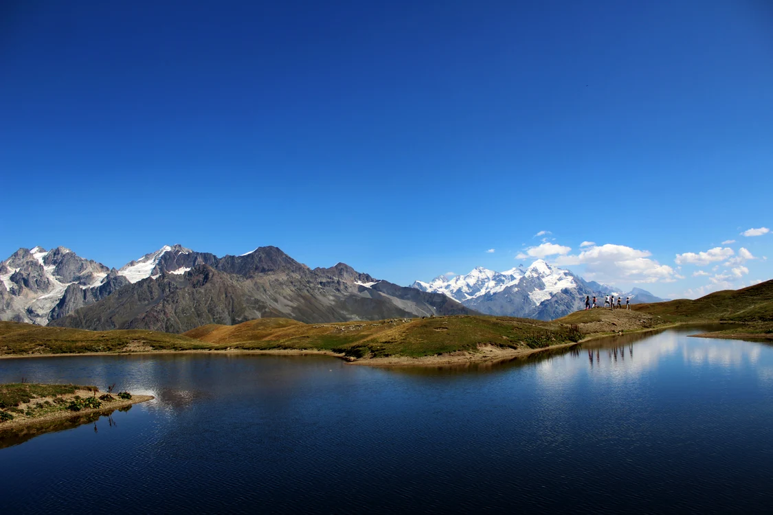 lac cu munți 