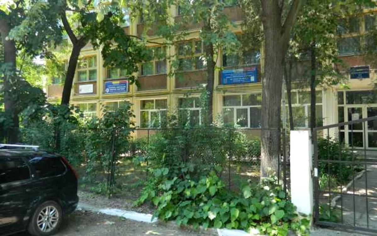 Insemne naziste pe peretii unei grădiniţe din Galaţi. Foto
