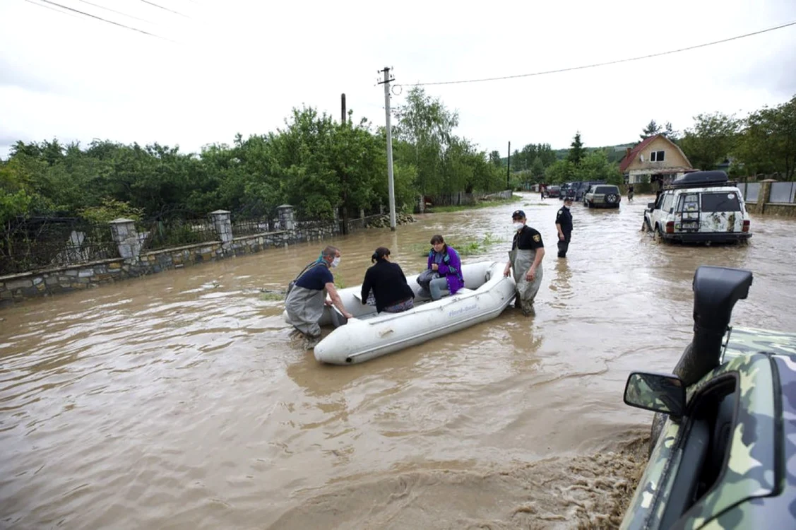 Peste 10.000 de locuinţe sunt afectate de inundaţii în vestul Ucrainei unde trăiesc şi mulţi români