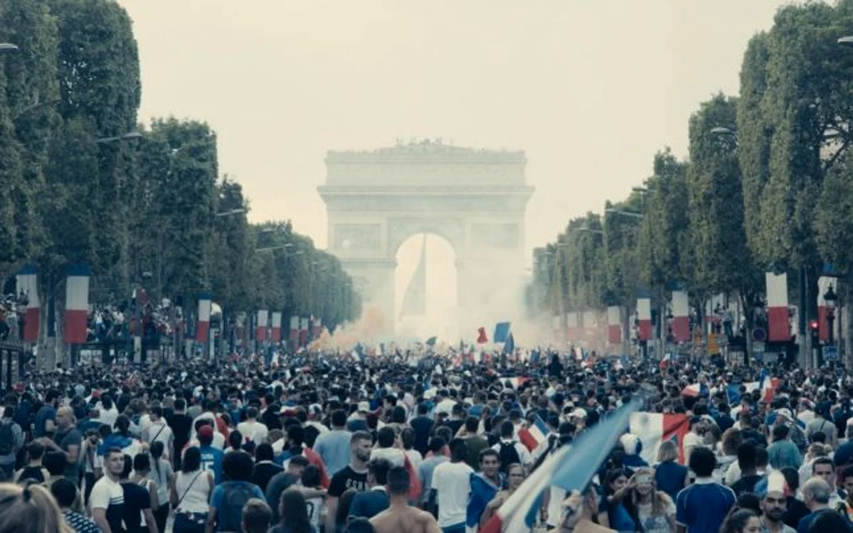 Momentele de
bucurie din timpul victoriei la Cupa Mondială, de la începutul filmului, sunt şi
un semn al furtunii care se apropie