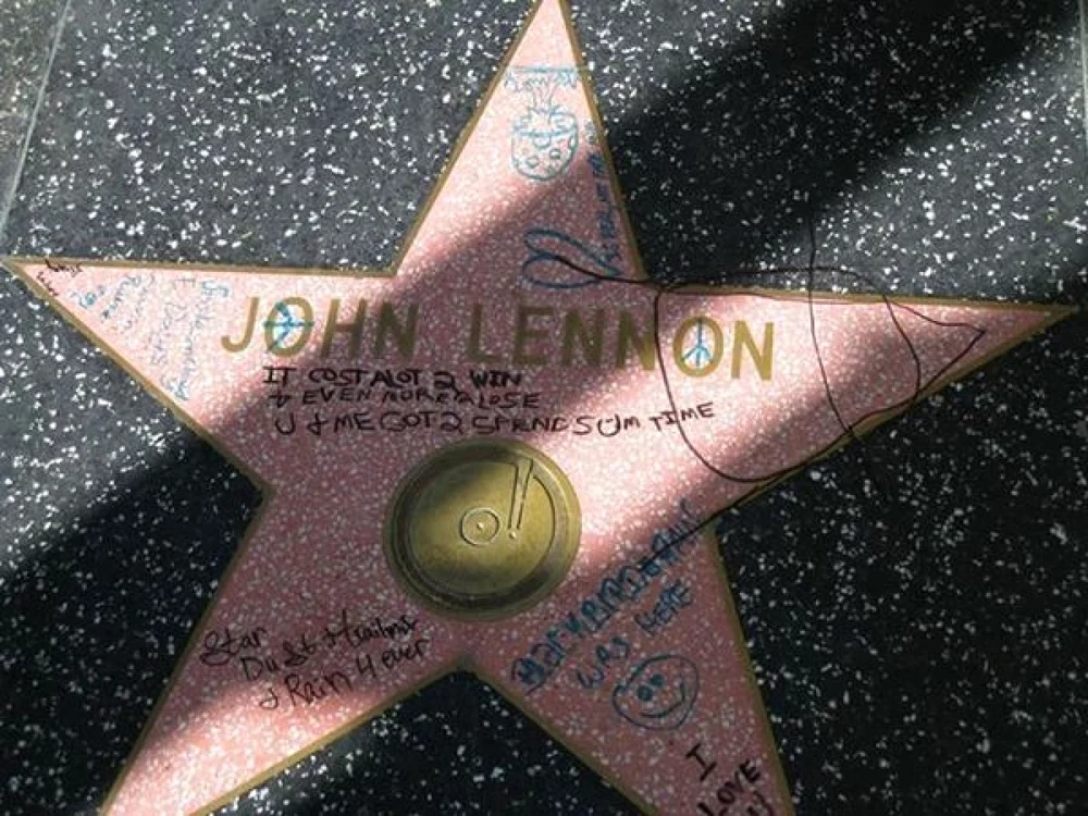 Steaua lui John Lennon, vandalizată pe celebrul bulevard Walk of Fame. FOTO AFP