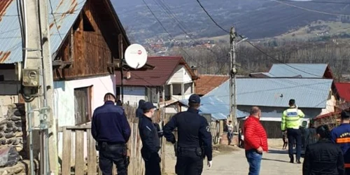 Razii de amploare într-o comunitate de romi din Vâlcea întorşi recent din zonele cu risc de coronavirus din străinătate Foto Adevărul