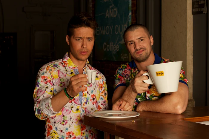 Cei doi artişti cântă piesa "Geamantan"