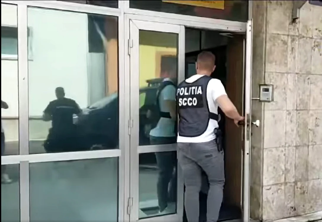 Profesori și inspectori școlari duși la audieri la DIICOT Mehedinți Captură video
