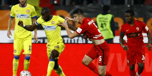 Gregory Tade (S) îl trage de tricou pe Ionuţ Nedelcearu în timpul partidei dintre Dinamo şi Steaua desfăşurată pe stadionul Dinamo din Bucureşti FOTO David Muntean