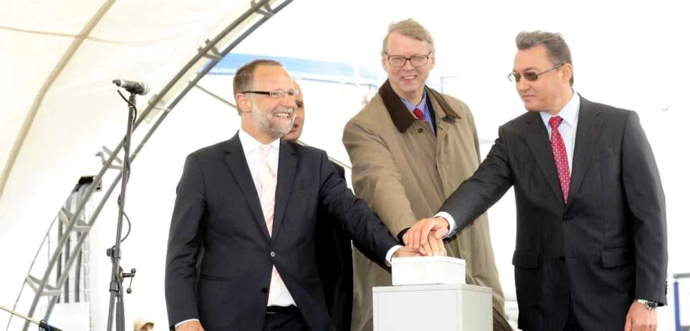 Igor Corman, preşedintele Parlamentului, Matthias Meyer, Ambasadorul german la Chişinău şi Dr. Thomas Kirchberg, manager al Südzucker AG au dat startul producerii de biogaz