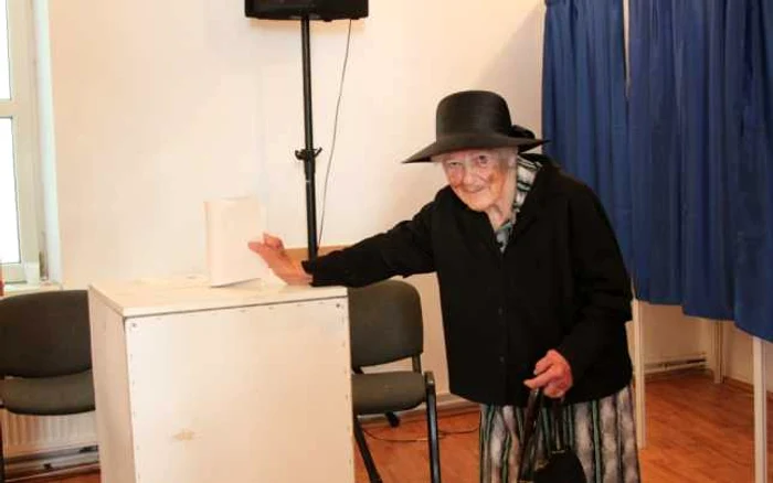 Elisabeta Jordea a votat la alegerile pentru Parlamentul European deşi are 99 de ani. Foto: ziarulapulum.ro