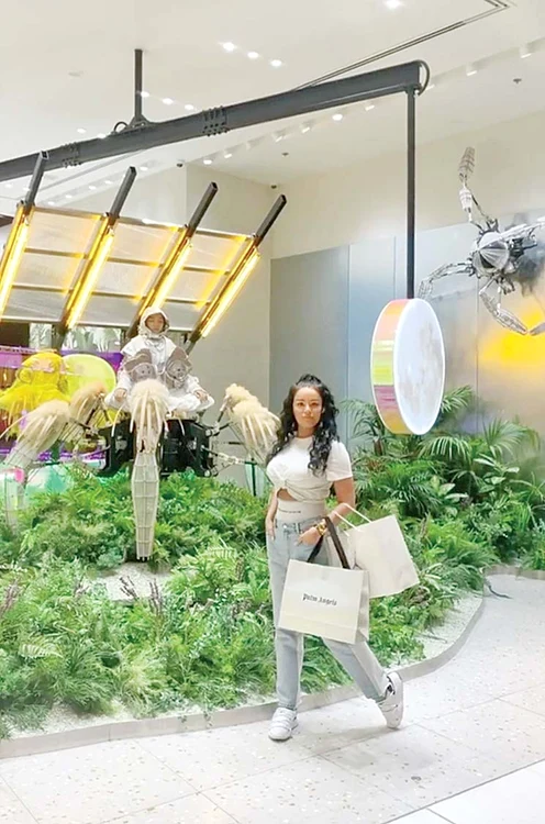 Claudia Iosif, iubita  lui Dorian, nu a  ratat sesiunea de  shopping din mall