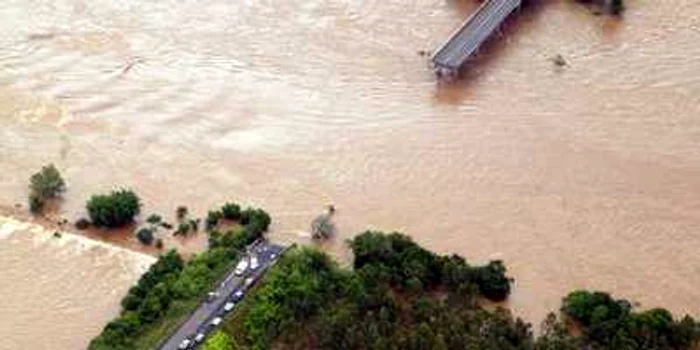 După 15 ore de ploi torenţiale, zeci de persoane şi-au pierdut viaţa