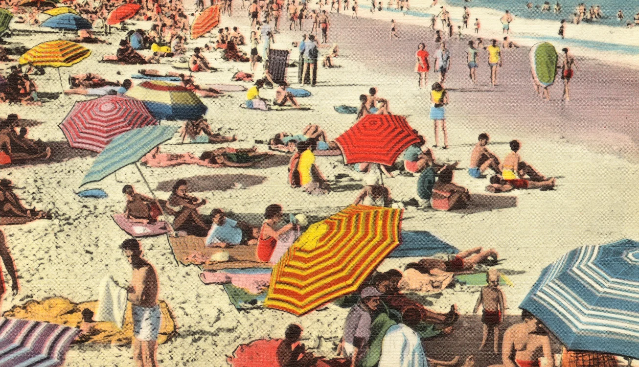 O carte sau un audiobook sunt numai bune de luat pe plajă. FOTO: Unsplash