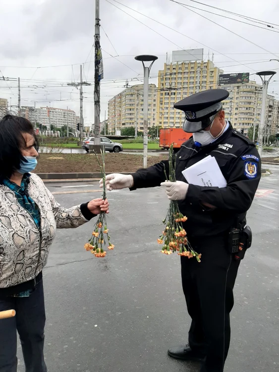 Polițiștii au oferit flori și măști de protecție de Ziua Poliției Locale