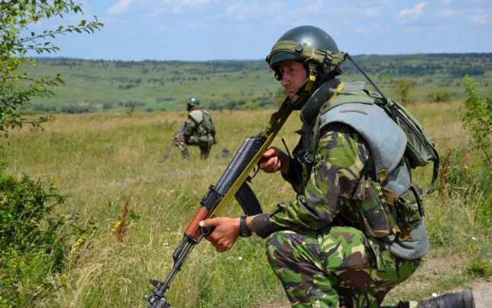 Un soldat din cadrul Batalionului 811 Infanterie „Dragonii Transilvani” se pregăteşte pentru o nouă misiune în Afganistan. FOTO: MApN