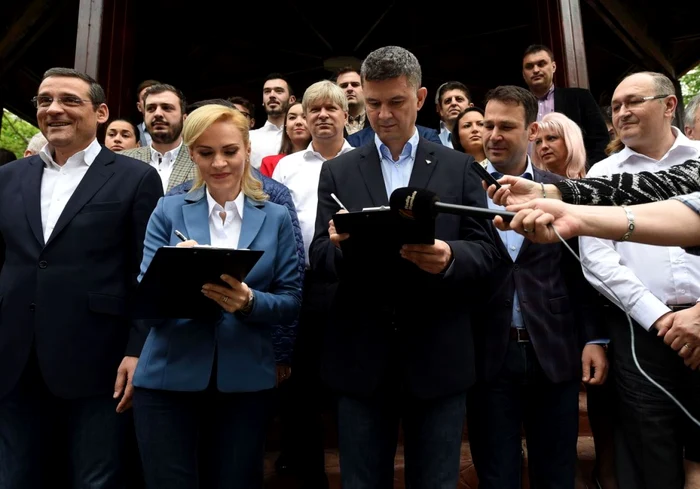 Acordul PSD-UNPR a fost semnat de Gabriela Firea şi de Valeriu Steriu FOTO psd.ro