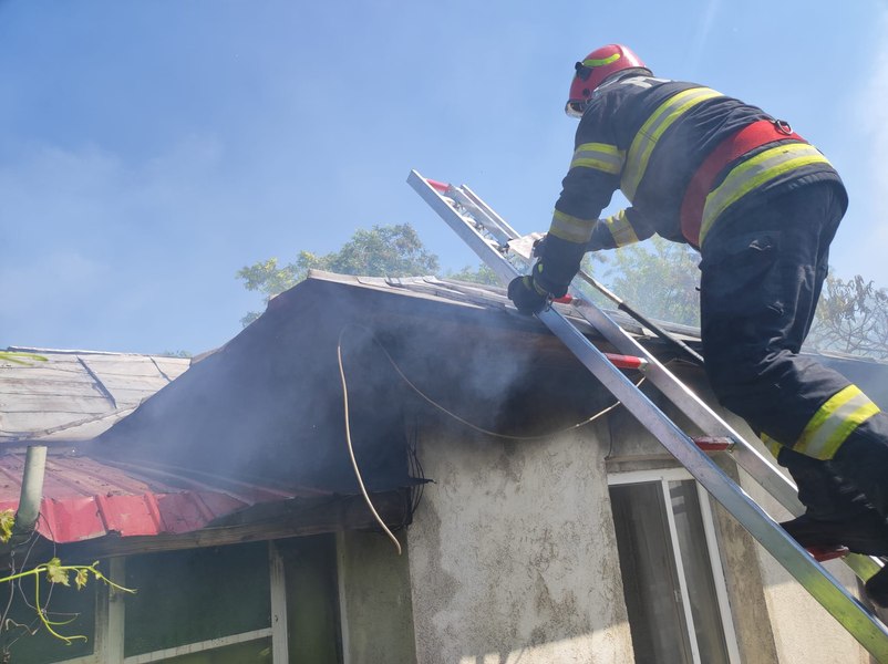 Copil prins de foc în casă, în timp ce dormea. Familia n-a mai apucat să-l scoată afară