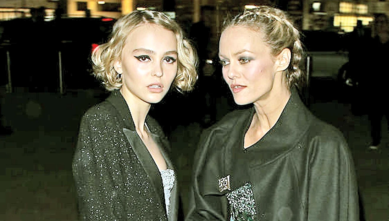 Lily-Rose şi Vanessa Paradis seamănă  la ochi, fruntea bombată, sprâncene, nas şi buze