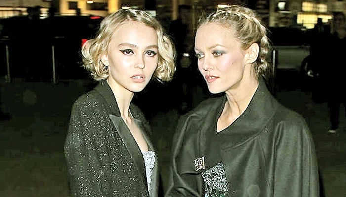 Lily-Rose şi Vanessa Paradis seamănă  la ochi, fruntea bombată, sprâncene, nas şi buze