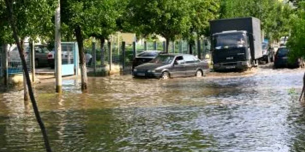 Craiova:Lăsaţi pe uscat de o conductă veche